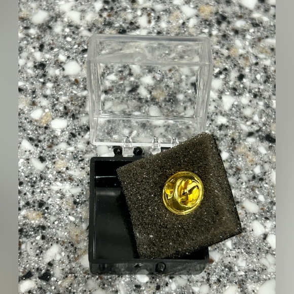 NUMBER #1 Girl Scout Leader Pin w/ Green Crystal Stone Gold-Tone - Picture 2 of 5